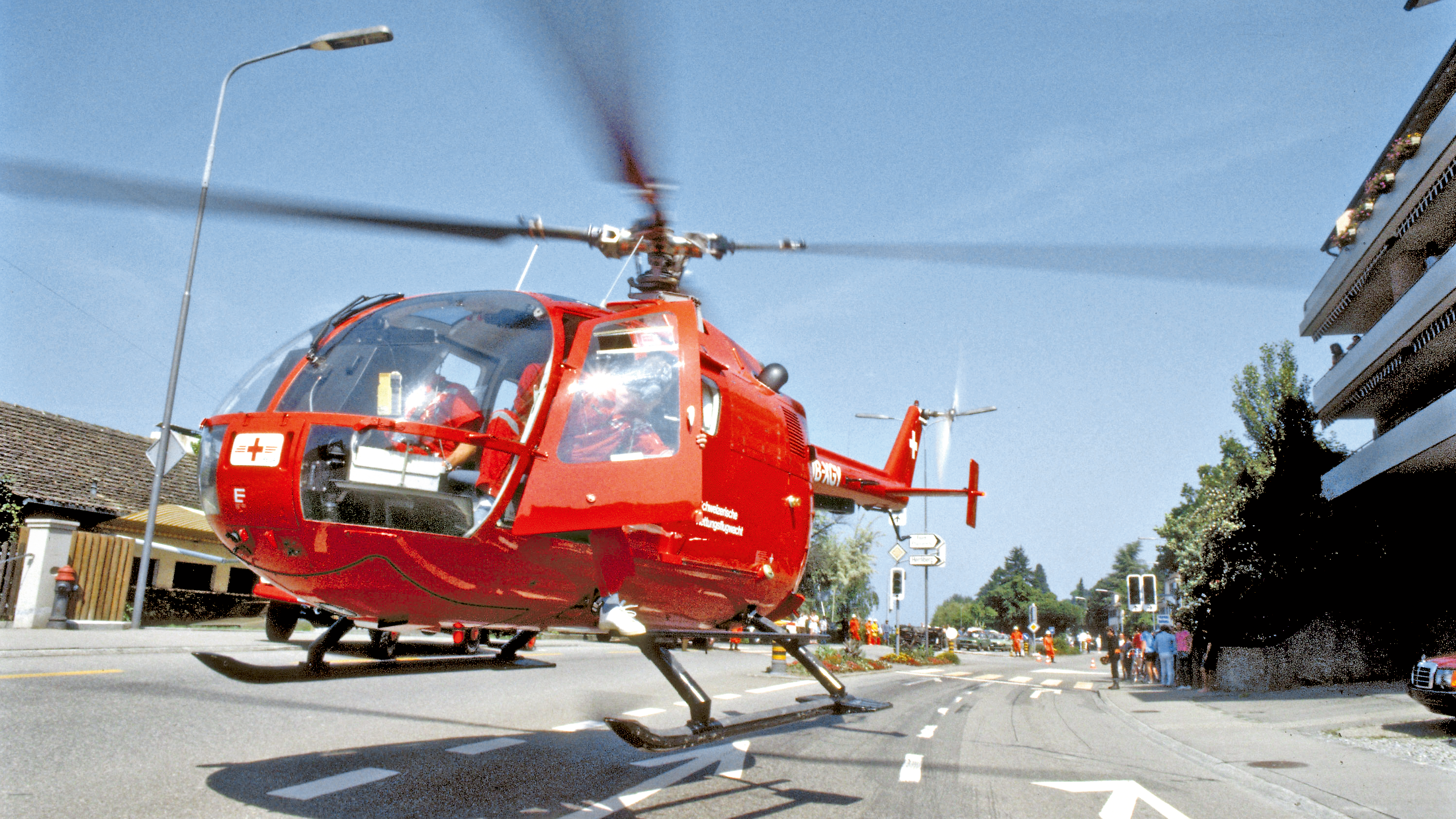 Elicottero rosso Bölkow BO 105 a terra.