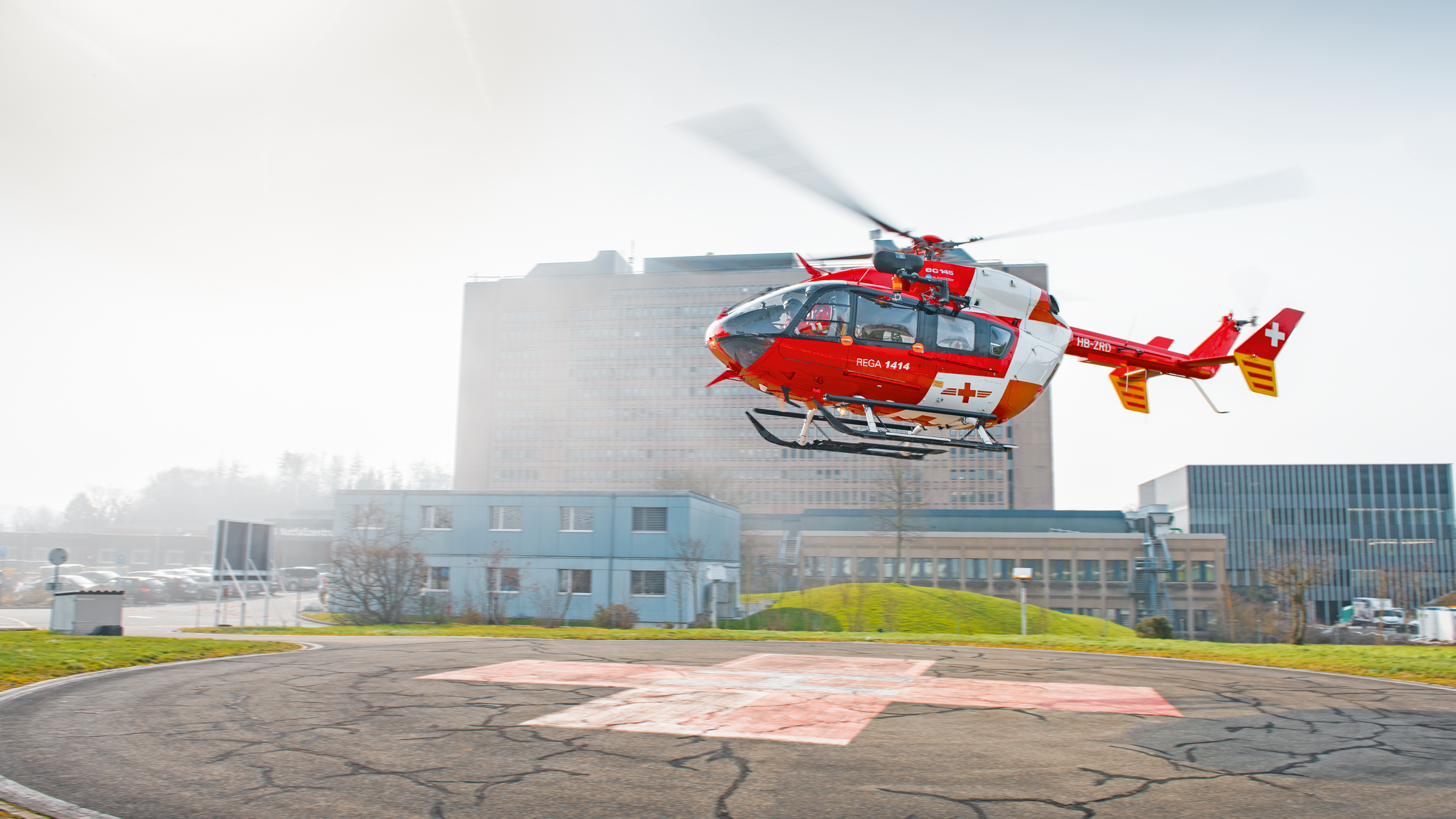 Elicottero rosso EC 145 in volo.