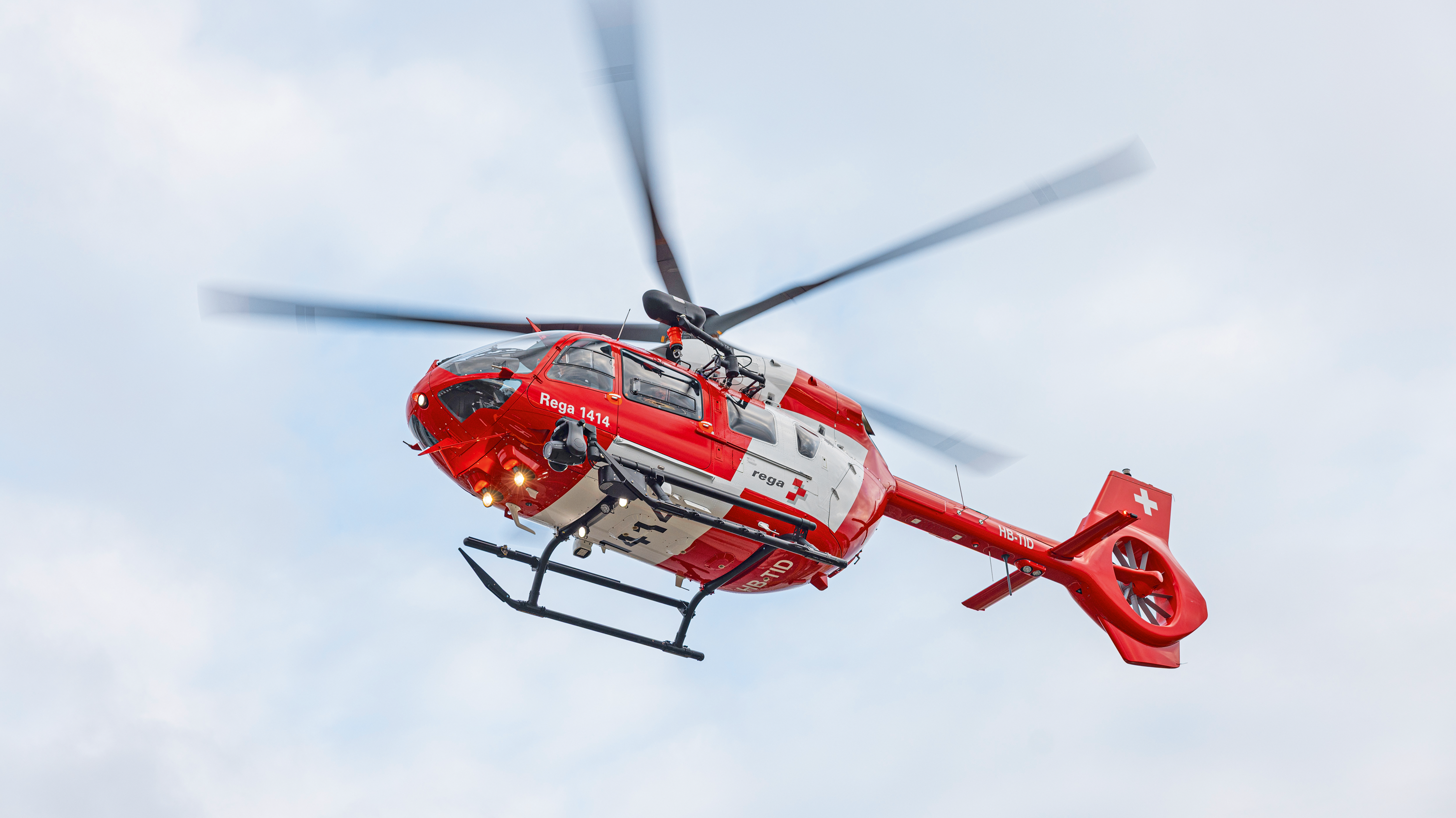 Elicottero rosso Airbus H145 D3 in volo.