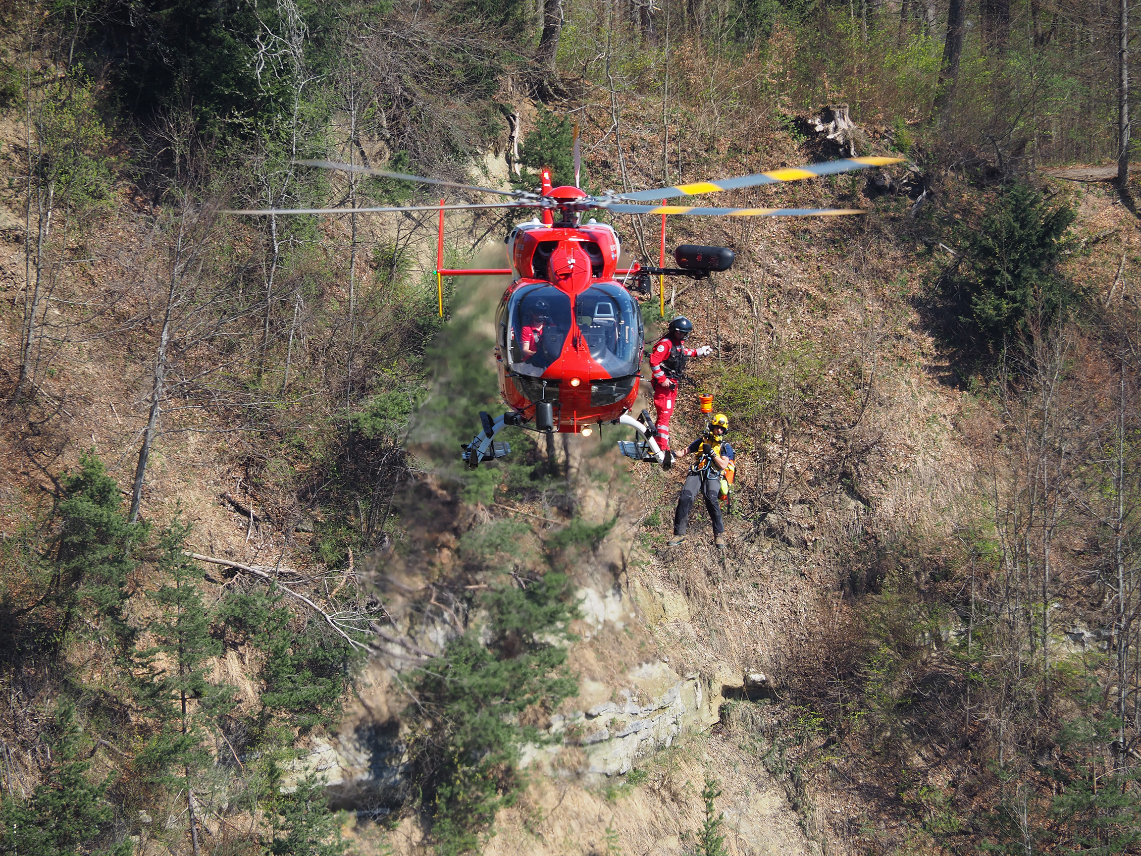 Rega-Crew aus Dübendorf bei einer gemeinsamen Übung mit Rettungsspezialisten Helikopter der Berufsfeuerwehr von Schutz & Rettung Zürich