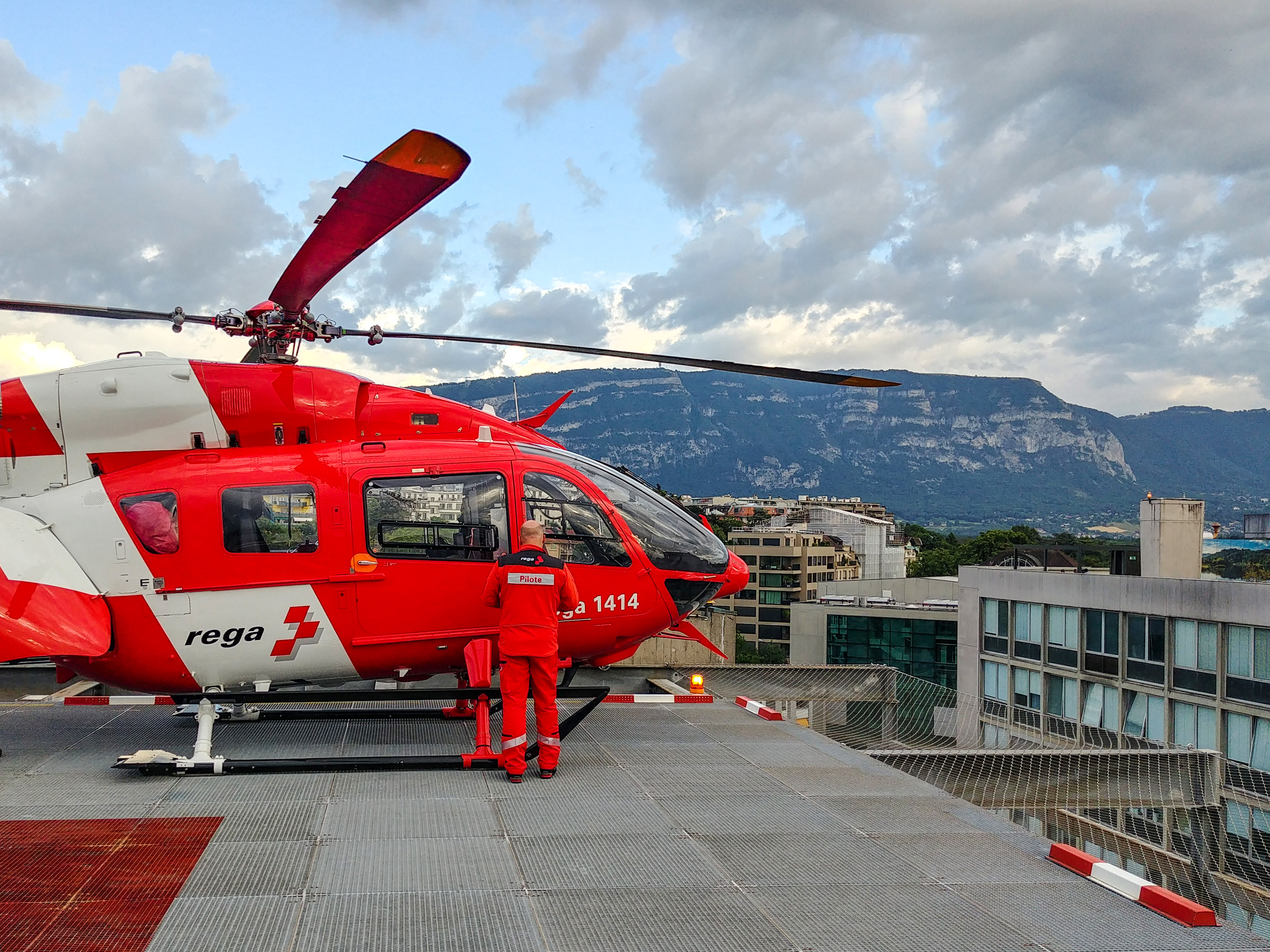 Le premier hélicoptère à cinq pales de la Rega est prêt à l'emploi